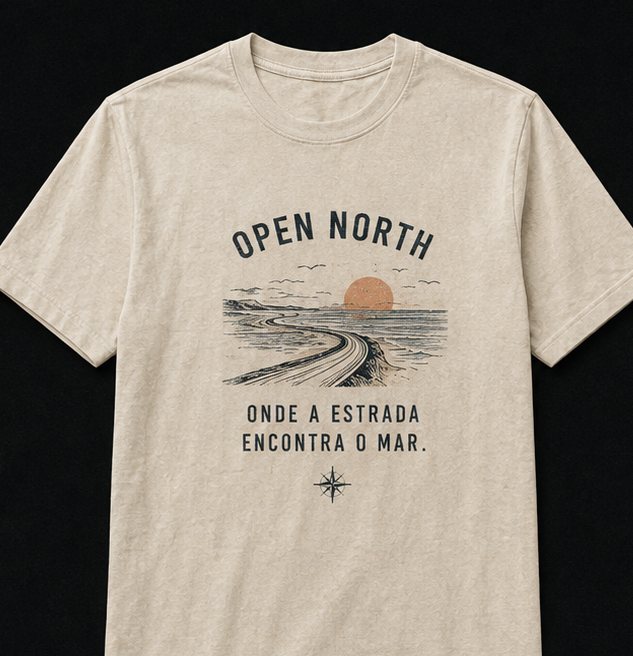 Camiseta Coast, off-white, com estampa da estrada encontrando o mar — Drop 001.