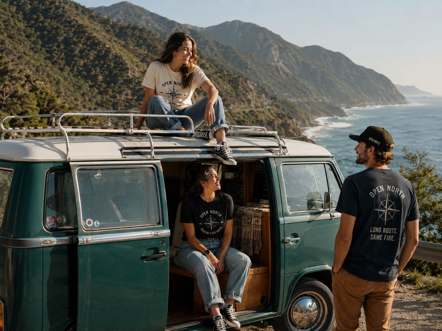 Grupo de amigos em uma van vintage, parada num mirante costeiro.