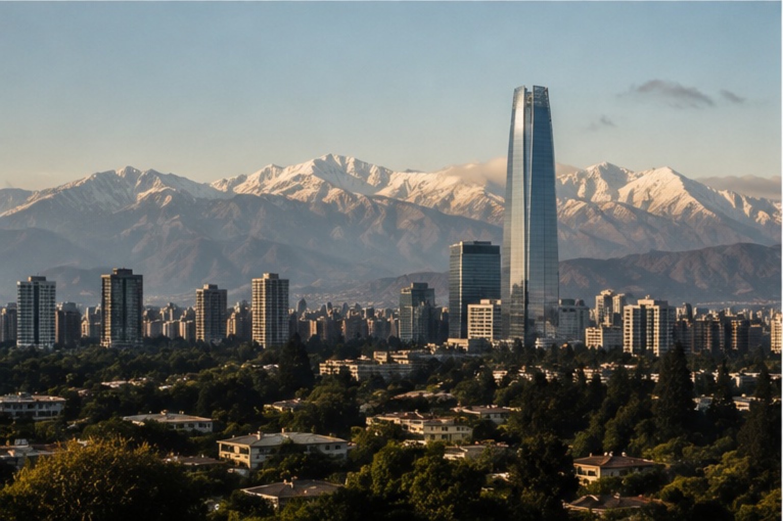 Santiago do Chile ao entardecer, cidade e cordilheira dos Andes ao fundo.